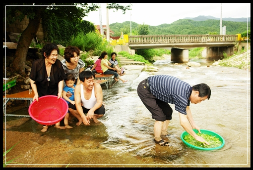 평상 옆 빨래터에서 